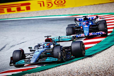 George Russell vor Fernando Alonso