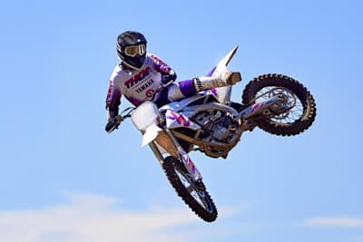 Die Yamaha YZ250F des Jahrgangs 2024 im weißen Retro-Design