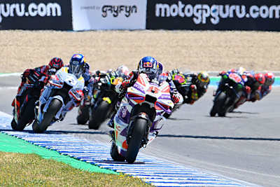 Johann Zarco (5) vor dem ganzen Pulk, angeführt von Alex Márquez