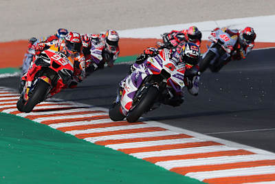 Johann Zarco (5) vor Marc Márquez (93), Alex Márquez, Martin, Aleix Espargaró und Di Giannantonio (49)