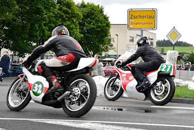 Renn-Zweitakter werden bei Demonstrationsfahrten auf dem Zschorlauer Dreieck die Welt parfümieren