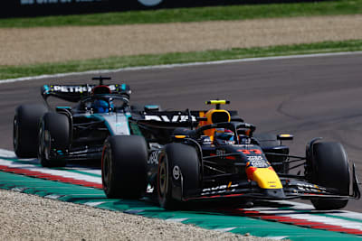 Sergio Pérez (Red Bull Racing) vor George Russell (Mercedes)