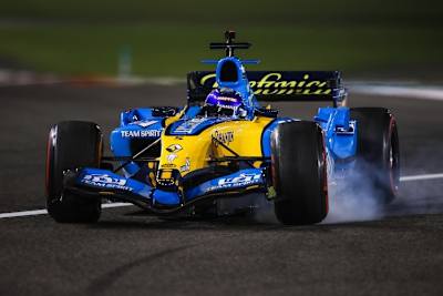 Abu Dhabi 2020: Fernando Alonso heizt im Renault R25-V10 um den Kurs