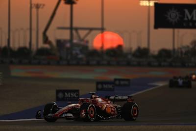 Kurz nach dem Start zum Aserbaidschan-GP, Charles Leclerc liegt in Führung