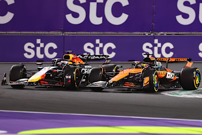 Verstappen gegen Piastri in der ersten Kurve