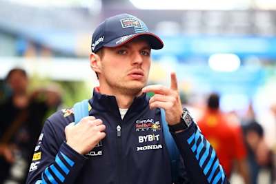 Max Verstappen vor den beiden McLaren