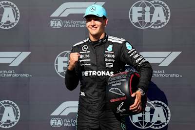 Sieger George Russell wirft sich in die Arme seiner Mechaniker