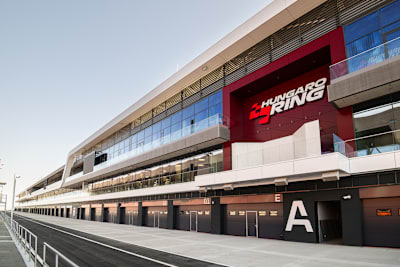 Das neue Boxengebäude