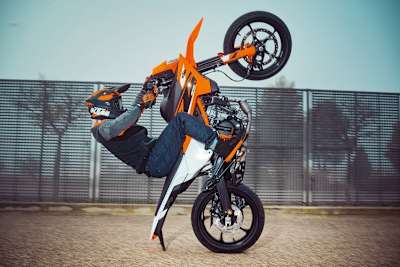Dank der KTM 125 SMC R können 16-jährige endlich adäquat auf dem Schulhof erscheinen
