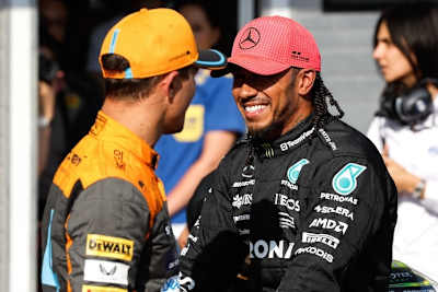 Lewis Hamilton mit Lando Norris 2023 in Ungarn