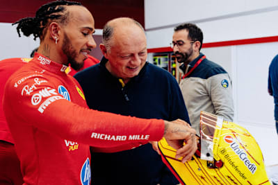 Lewis Hamilton mit Ferrari-Teamchef Fred Vasseur