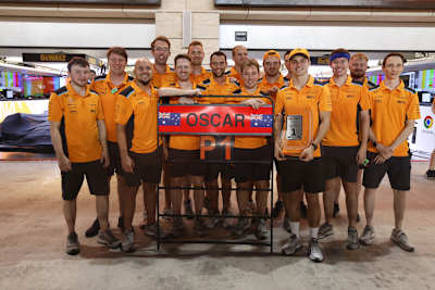 Oscar Piastri (mit der Goldtafel 1) und seine McLaren-Truppe nach dem Sprint-Sieg von Katar