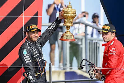 Lewis Hamilton 2021 mit dem Goldpokal, rechts Ferrari-Fahrer Charles Leclerc