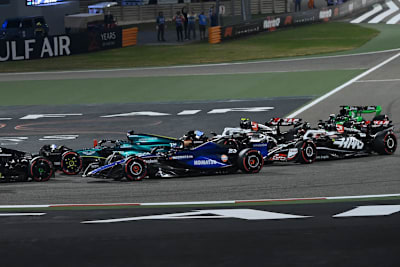 Getümmel in der ersten Kurve des Bahrain-GP: Links der Mercedes von Hamilton, dann Stroll im grünen Aston Martin, vorne Albon im Williams, verdeckt von Albon die beiden Haas-Renner, dann der giftgrüne Sauber von Bottas 