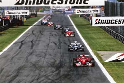 Michael Schumacher fährt in Monza 2003 dem Sieg entgegen
