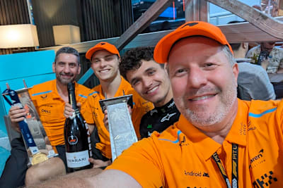 Nach dem Sieg in Miami, von links: McLaren-Teamchef Andrea Stella, Oscar Piastri, Lando Norris, CEO Zak Brown