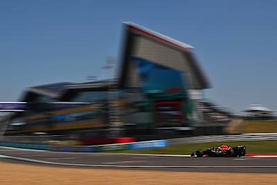 Max Verstappen in der letzten Kurve vor Start und Ziel