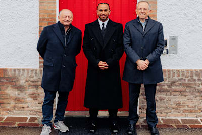 Von links: Ferrari-Teamchef Fred Vasseur, Lewis Hamilton, Ferrari-CEO Benedetto Vigna