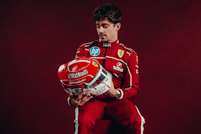 Charles Leclerc mit seinem Helm für die GP-Saison 2025