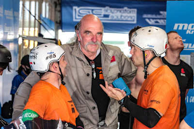 Manfred «Masche» Kremer im Gespräch mit seinen Mechanikern