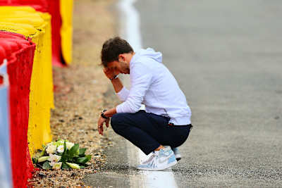 Pierre Gasly legte im Vorjahr Blumen nieder an der Stelle, an der Anthoine Hubert 2019 tödlich verunglückte