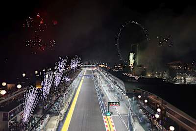 In Singapur wird wegen der hohen Temperaturen bei Nacht gefahren. Heiß ist es trotzdem