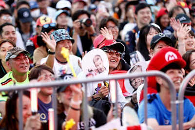 An kaum einer Strecke sind die Fans so euphorisch wie in Suzuka. Sie bringen Plakate und Schilder (hier für Nico Hülkenberg) und Geschenke mit. Viele kommen sogar verkleidet