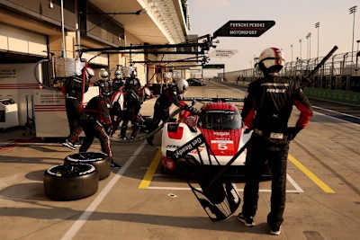 Tankstopp beim Werks-Porsche 963