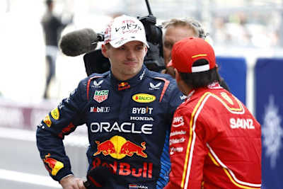 Max Verstappen (Sieger) und Carlos Sainz (Dritter) nach dem Japan-GP im Parc Fermé