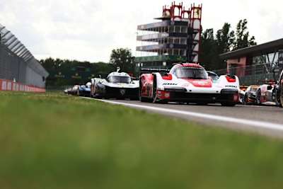 Ein Werks-Porsche 963 in Imola