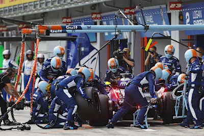 Bei Alex Albons Boxenstopp gab es ein Problem mit dem rechten Vorderrad, das nicht richtig befestigt wurde