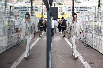 Fernando Alonso im Fahrerlager von Monaco