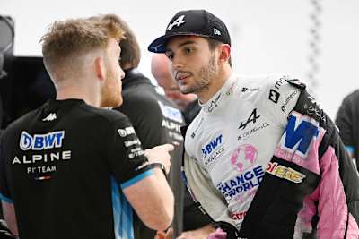 Esteban Ocon mit seinem Team