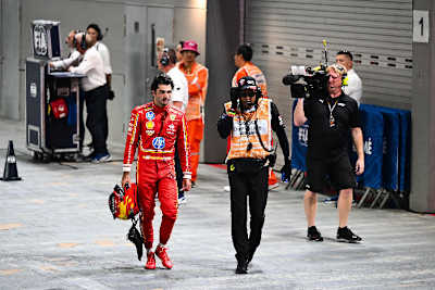 Carlos Sainz kehrte nach seinem Unfall zu Fuß ins Fahrerlager zurück