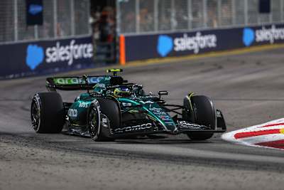 Fernando Alonso in Singapur. Neben ihm auf der Strecke: jede Menge Marbles, also Gummiabrieb von den Reifen
