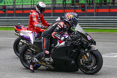 Pecco Bagnaia beobachtet den Startversuch seines letztjährigen WM-Rivalen Martin