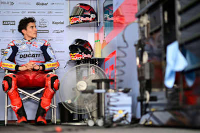 Noch ein ungewohnter Anblick: Marc Márquez in der Gresini-Box