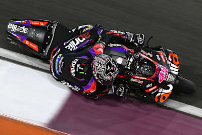 Ein Bild von einem Bike: Aleix Espargaró ist ganz verliebt in seine Aprilia RS-GP.