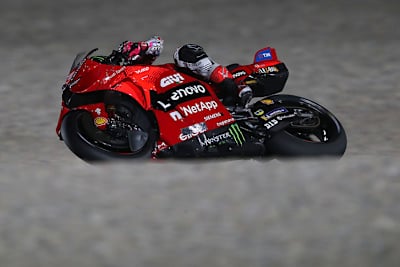 Enea Bastianini, Ducati-Werksteam: Chattering beim Einlenken.