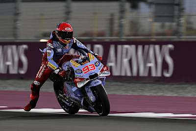 Bein raus: Marc Márquez ist bekannt dafür, mit dem Stiefel zu stabilisieren.