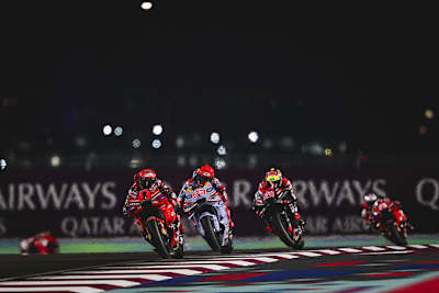 Aktuell jagt Marc Márquez eine Werks-Ducati nur auf der Strecke wie hier in Katar.