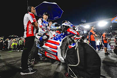 Hier war die MotoGP-Welt für den jungen Raul Fernandez noch in Ordnung, Wenige Minuten später ging seine Aprilia in den Streik