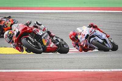 Pedro Acosta war in Portugal ohne Beschwerden auf seiner KTM RC16 in GASGAS-Farben unterwegs. Statt Arztbesuch – Fitnesstraining für die lange Saison