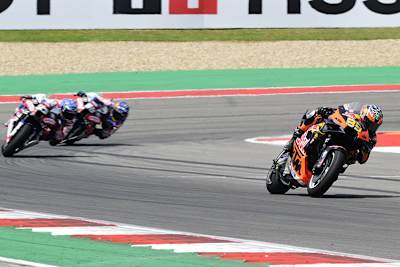 Bild aus dem Mittelfeld: Brad Binder auf der Flucht vor den beiden Trackhouse-Aprilia.