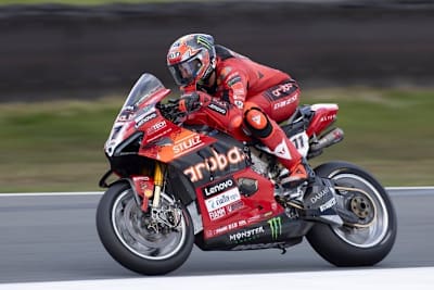 Nicolo Bulega kommt mit der Ducati V4R auch im Nassen zurecht