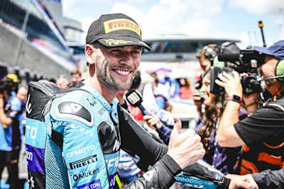 Keep smiling. Nach dem Qualifying in Jerez durfte Dixon vor die Kameras