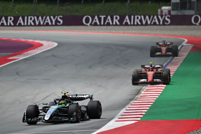 Lewis Hamilton in Spanien vor den beiden Ferrari