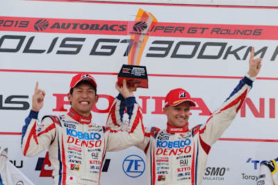Heikki Kovalainen (rechts) 2019 in Autopolis mit Yuichi Nakayama