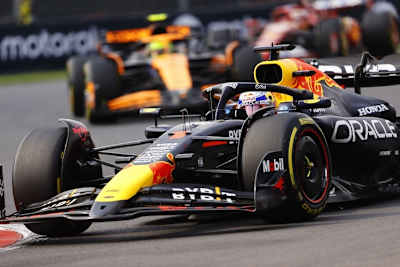 Max Verstappen vor Lando Norris in Mexiko