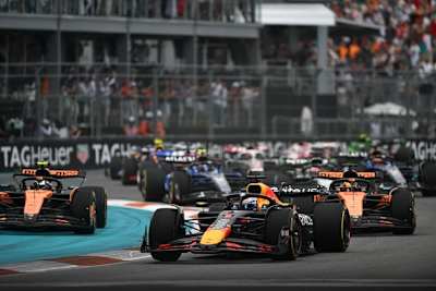Kurz nach dem Start in Miami: Lando Norris links in Schwierigkeiten, WM-Leader Piastri (rechts) folgt Max Verstappen